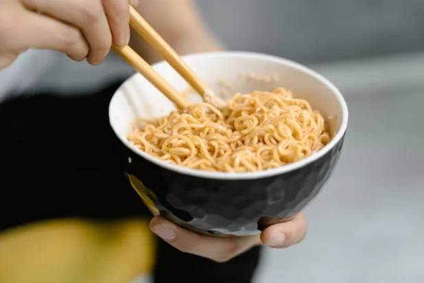 Noodles instantâneos com sabor Umami
