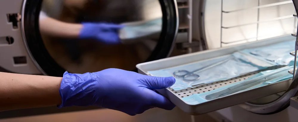 autoclave para esterilizar as embalagens e o equipamento médico